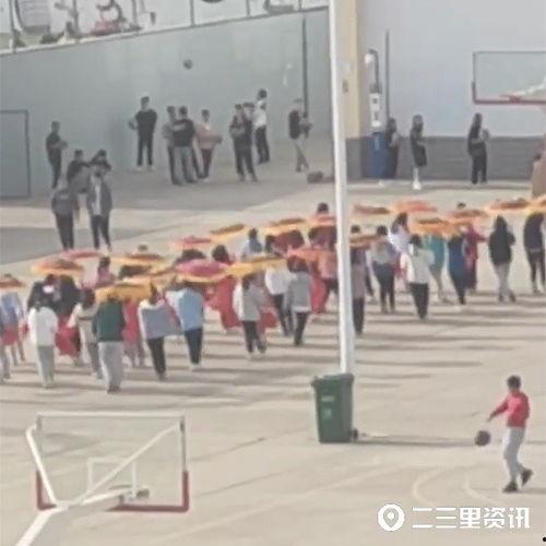 大学搞笑扭秧歌